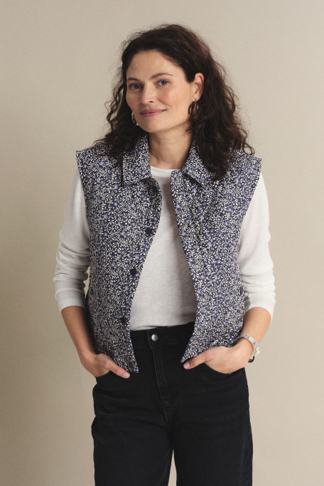 Stylowa kamizelka w drobne kwiaty