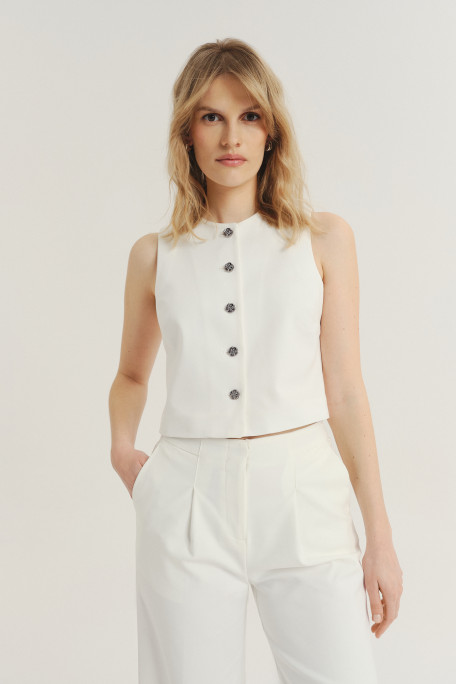 Biała kamizelka z zapięciem na guziki