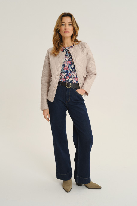 Lekka beżowa kurtka z subtelnym pikowaniem