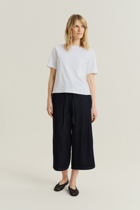 Granatowe spodnie jeansowe z szeroką nogawką