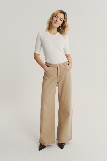 Efektowne beżowe jeansy wide leg