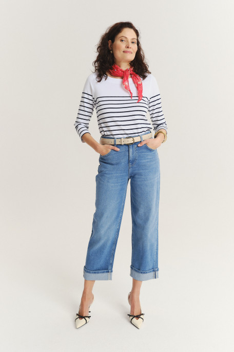 Niebieskie jeansy z podwiniętymi nogawkami