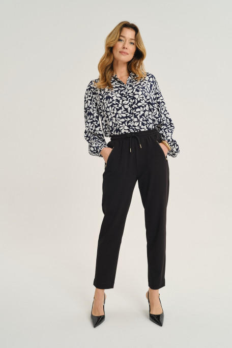 Czarne spodnie z troczkami