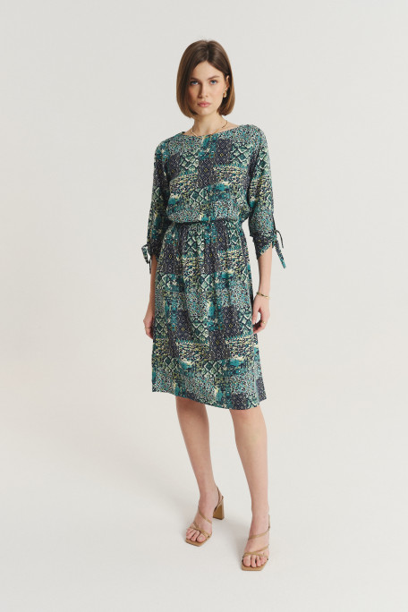 Efektowna zielona sukienka print etno