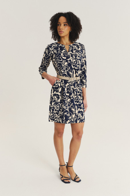 Efektowna czarna sukienka z nadrukiem w białe kwiaty 