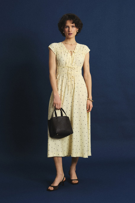Masełkowa sukienka w drobne kropki