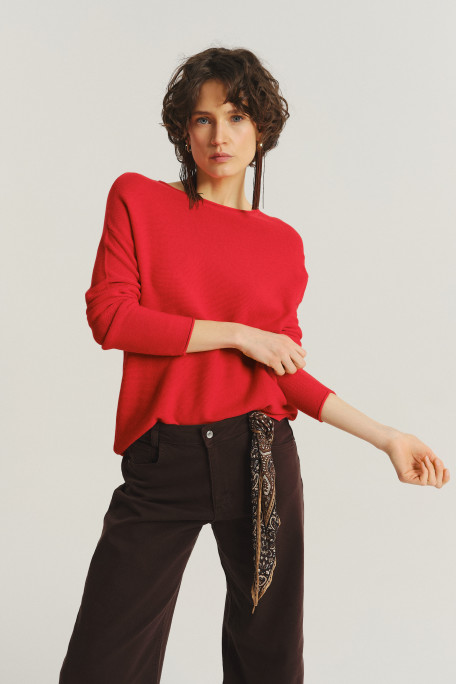 Klasyczny sweter w malinowym odcieniu czerwieni 