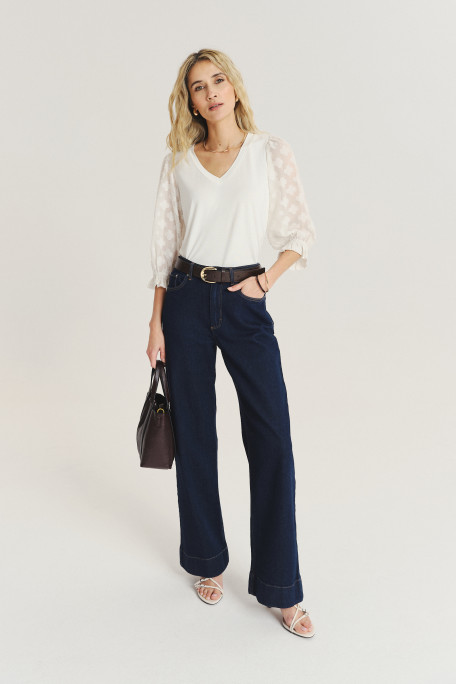 Biały top z efektownymi rękawami