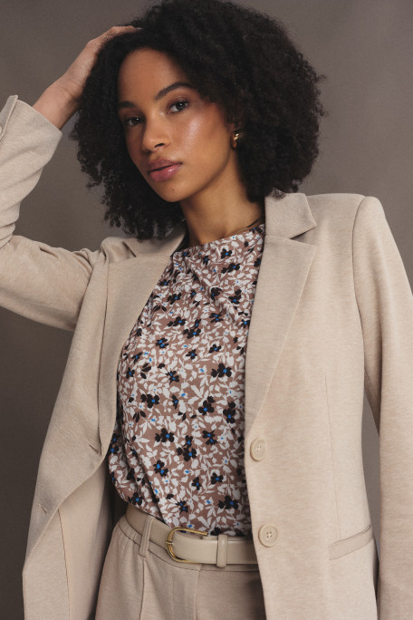 Klasyczna marynarka w beżowym kolorze