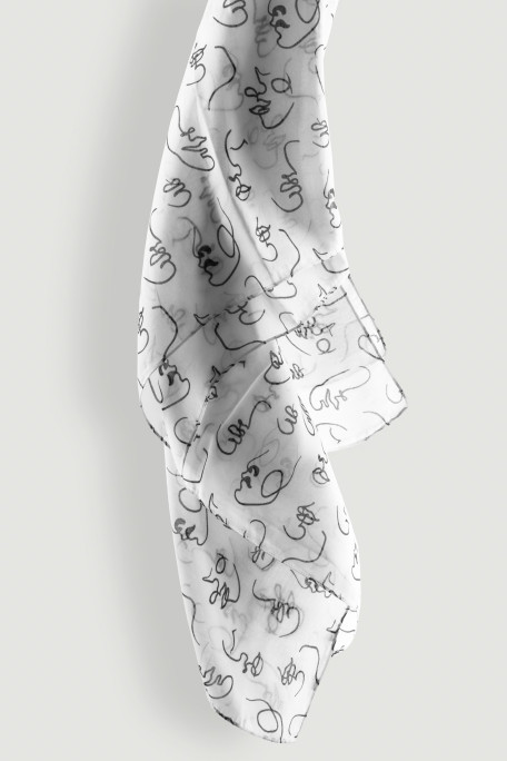 Biała apaszka z efektownym nadrukiem