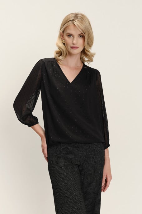 Elegancka czarna bluzka z delikatnym printem i półtransparentnymi rękawami