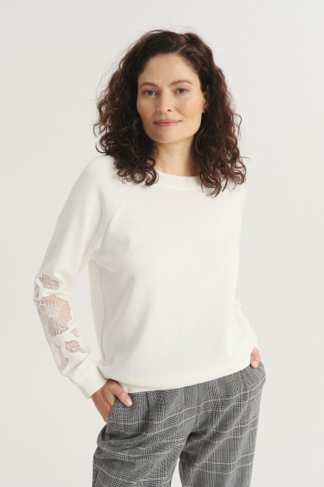 Biała bluza z ozdobnym haftem na rękawach