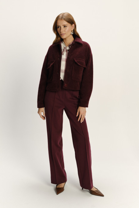 Burgundowa krótka kurtka o luźnym fasonie