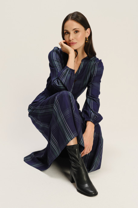 Długa granatowa sukienka w kratę