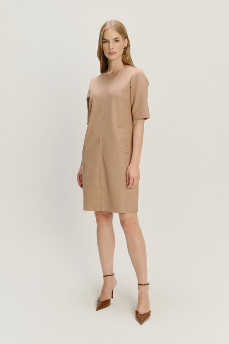 Beżowa uniwersalna sukienka o prostym fasonie