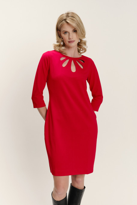 Elegancka czerwona sukienka z ażurowym dekoltem