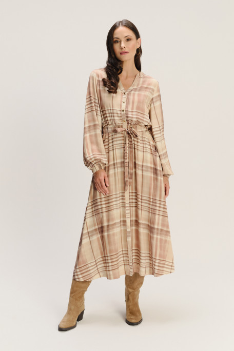 Długa jasnobeżowa sukienka w kratę