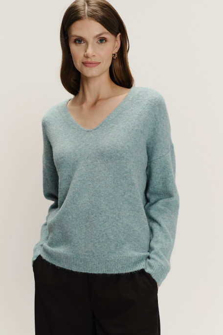 Luźny miękki sweter w miętowym kolorze