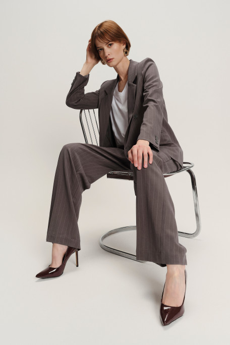 Elegancka dwurzędowa marynarka w subtelne prążki 