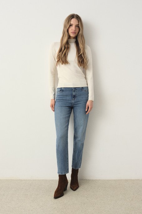 Błękitne jeansy mom fit
