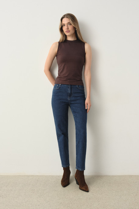 Granatowe jeansy mom fit