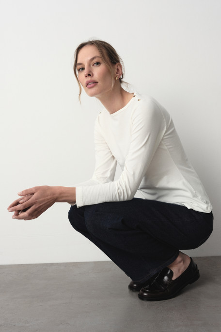Casualowy longsleeve w białym kolorze 