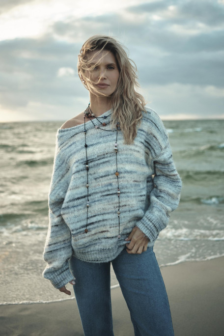 Komfortowy sweter w subtelne paski