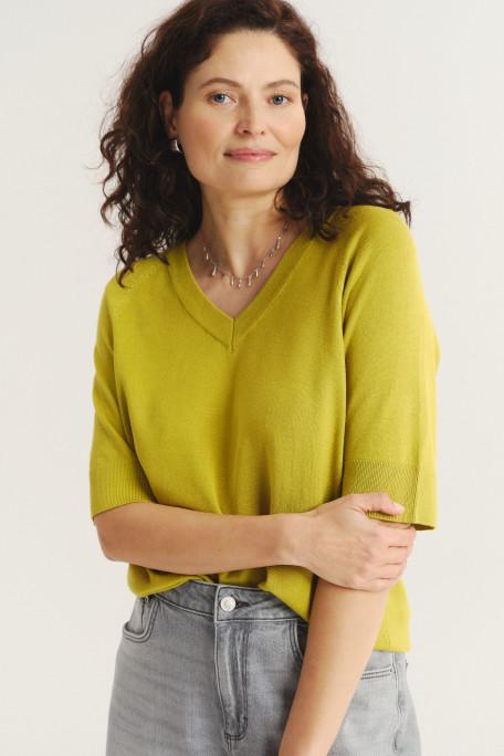 Limonkowy sweter z krótkim rękawem