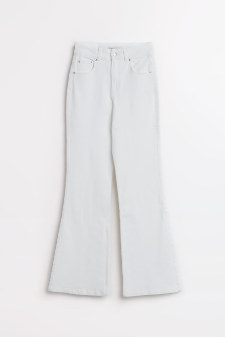 Białe jeansy typu flare