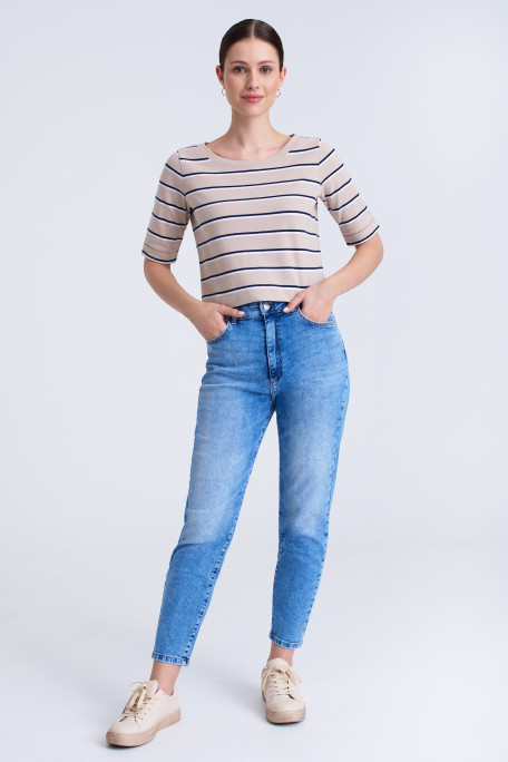 Jasnoniebieskie jeansy ze zwężanymi nogawkami
