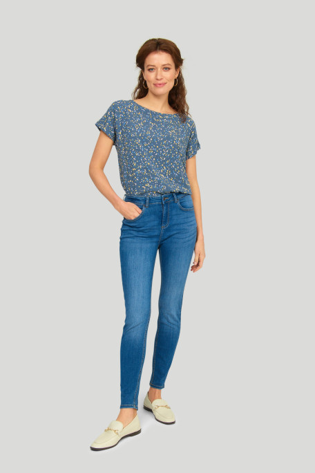 Jeansowe spodnie o kroju slim-fit, niebieskie z przetarciami