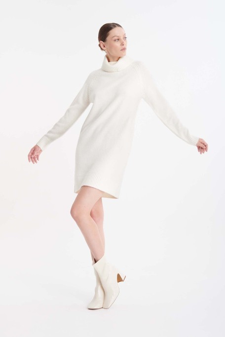 Kremowa, swetrowa sukienka z golfem