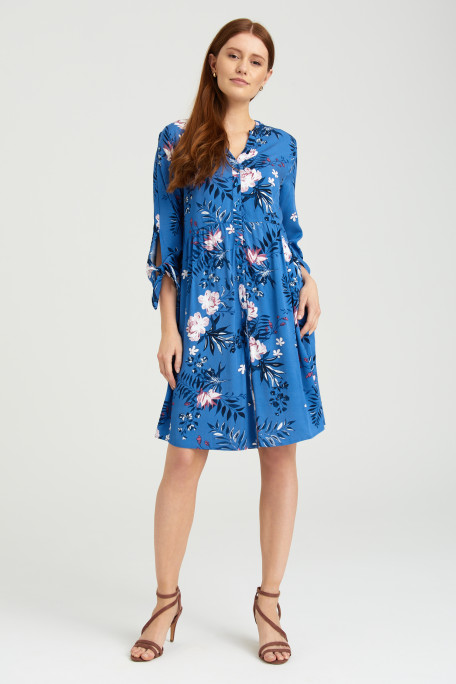 Niebieska sukienka z wiskozy, print w kwiaty