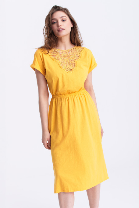 Żółta sukienka z subtelną koronką