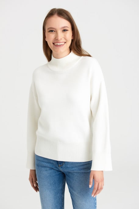 Biały sweter z półgolfem i szerokimi rękawami