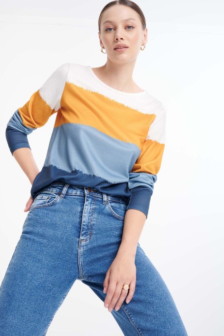 Lekki sweter w multikolorowe pasy