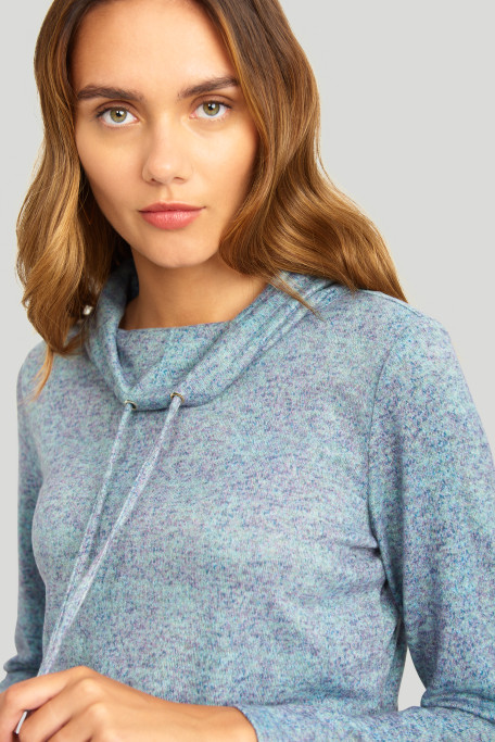 Sweter z miękkiej dzianiny z luźnym golfem