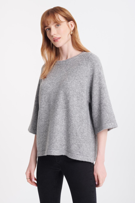 Szary sweter z szerokimi rękawami do łokcia