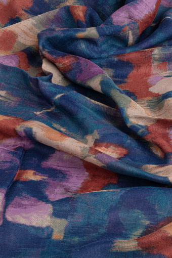 Ciemnoniebieska apaszka z nadrukiem w rozmyte kwiaty