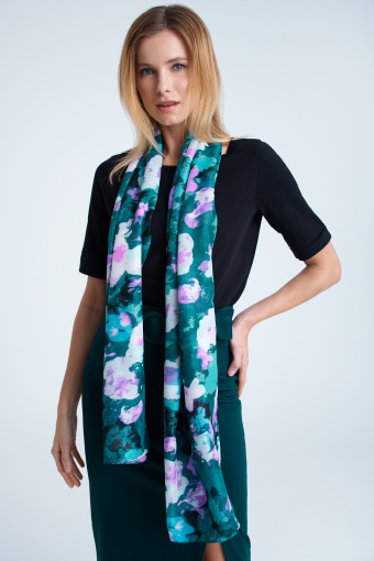 Zielona apaszka w kwiaty o kolorze fuksji