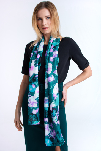 Zielona apaszka w kwiaty o kolorze fuksji