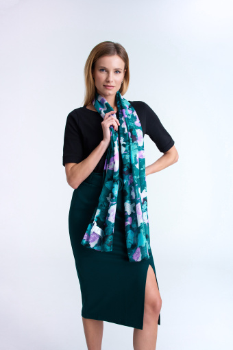 Zielona apaszka w kwiaty o kolorze fuksji