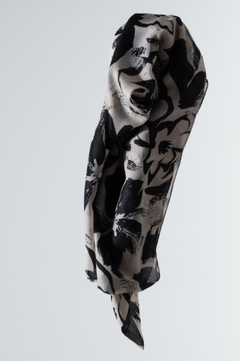 Stylowa apaszka w graficzne kwiaty