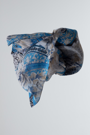 Błękitna apaszka w kwiaty