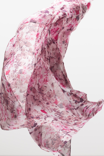 Apaszka  w drobne kwiaty w odcieniach różu Apaszka  w drobne kwiaty w odcieniach różu