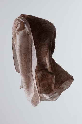 Ciemnobeżowa apaszka w subtelne kwiaty