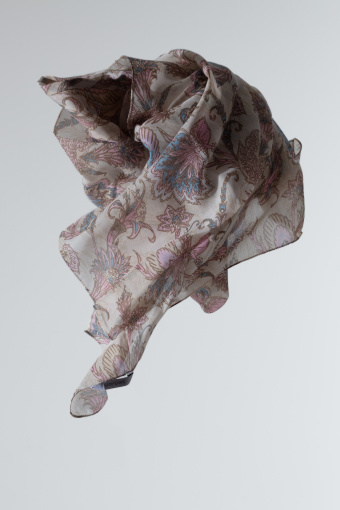 Apaszka  z subtelnym printem paisley 