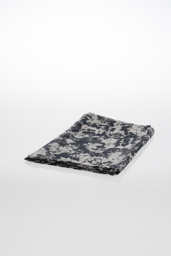 Czarno-biała apaszka w kwiatowy nadruk Czarno-biała apaszka w kwiatowy nadruk