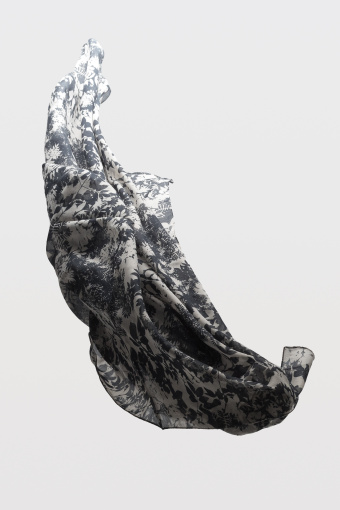 Czarno-biała apaszka w kwiatowy nadruk Czarno-biała apaszka w kwiatowy nadruk