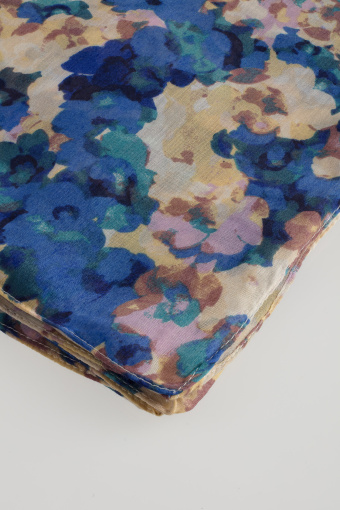 Romantyczna apaszka w fioletowo-niebieskie kwiaty